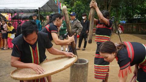 Người phụ nữ Xơ Đăng "truyền lửa" nghề dệt thổ cẩm