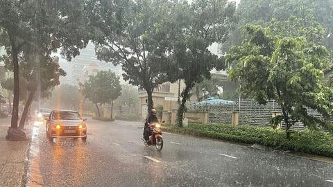 Bắc Bộ và Trung Bộ nắng nóng diện rộng, chiều tối mưa dông