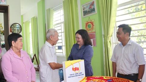 Lãnh đạo tỉnh Vĩnh Long thăm, tặng quà gia đình chính sách