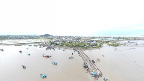 Hà Tĩnh: Ngư dân đỏ mắt nhìn tàu thuyền bị sóng đánh chìm