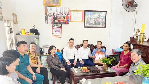 Phường Đông Ngạc tặng quà, tri ân gia đình có công với cách mạng dịp Quốc khánh 2/9