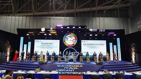 Chùm ảnh: Hàng nghìn du khách và doanh nghiệp đổ về Vietnam International Sourcing Expo 2025
