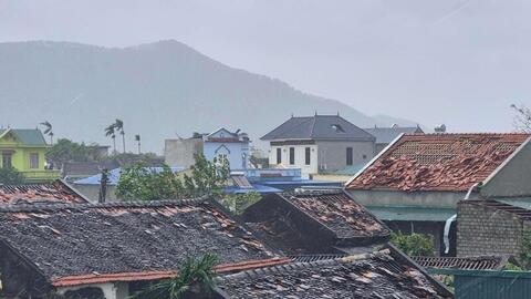 Thanh Hóa: Lốc xoáy thổi bay căn nhà cụ già vừa dựng sau nhiều năm