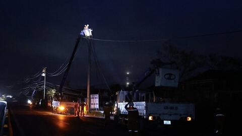 Sáng 2/10, gần 3,6 triệu khách hàng được cấp điện trở lại sau bão số 10