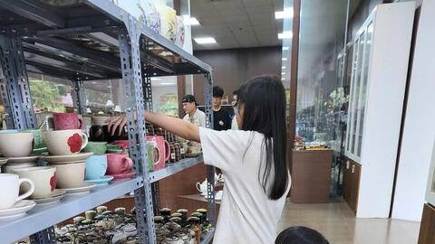 Gốm Bát Tràng: ‘Đánh thức’ tiềm năng du lịch làng nghề