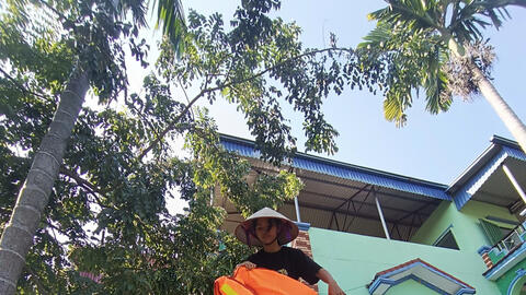 Công an Hà Nội nỗ lực hỗ trợ người dân vùng lũ ngập sâu xã Trung Giã