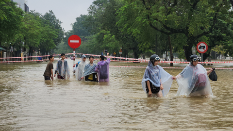TP. Huế: Hàng trăm ki ốt của tiểu thương bị ngập trong nước