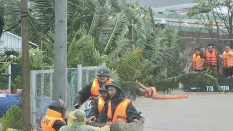 Gia Lai: Xe thiết giáp lên đường, bộ đội chạy đua ứng cứu người dân