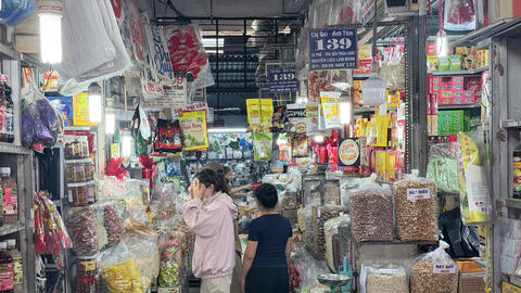 TP. Hồ Chí Minh: Chợ truyền thống, siêu thị đông khách trở lại sau Tết