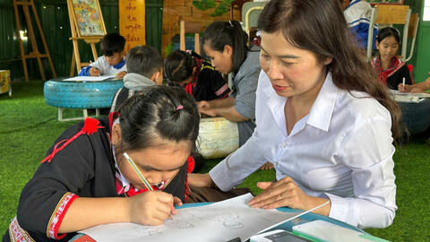 Quảng Ngãi: Học sinh đồng bào Xơ Đăng vẽ tranh cổ động bầu cử