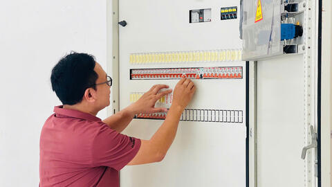 Ứng phó nắng nóng, bà con chủ động tiết kiệm điện
