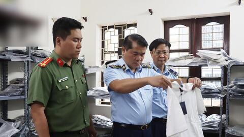 Hà Nội: Kiểm tra đột xuất, tạm giữ hơn 700 sản phẩm nghi giả nhãn hiệu