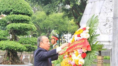 Gia Lai dâng hoa, dâng hương kỷ niệm 136 năm Ngày sinh Chủ tịch Hồ Chí Minh