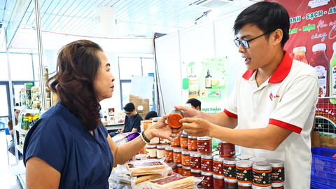 Người trẻ Đà Nẵng và 'làn sóng' làm mới hàng Việt truyền thống