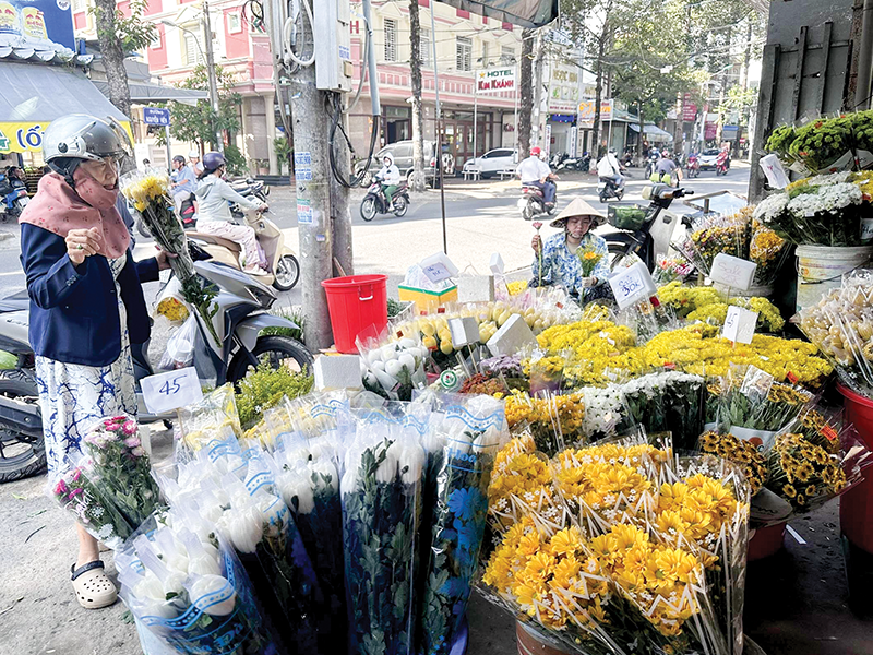 Nguồn hàng phục vụ Vu Lan dồi dào, giá cả ổn định 