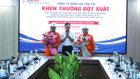 Khen thưởng hai nhân viên Điện lực Lào Cai có hành động đẹp giúp người gặp nạn