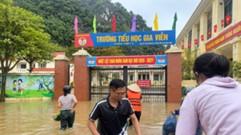 Lũ dâng cao, một số trường học ở Ninh Bình bị ngập