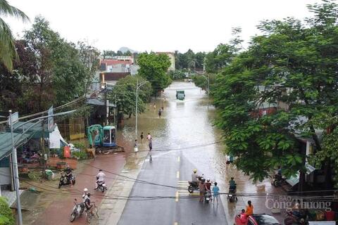 Thanh Hóa: Nước lũ tràn vào bất ngờ, 'nuốt chửng' 15 tấn phân bón trong chớp mắt