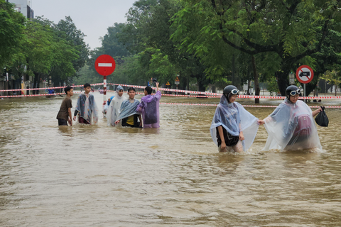 TP. Huế: Hàng trăm ki ốt của tiểu thương bị ngập trong nước