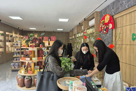 Nghệ An: Sản phẩm OCOP, thực phẩm truyền thống đắt hàng dịp Tết