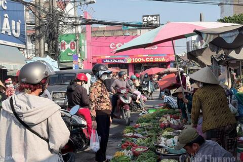 TP. Hồ Chí Minh: Chợ truyền thống nhộn nhịp ngày tiễn ông Táo về trời