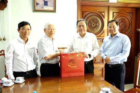 Chủ tịch Quốc hội thăm, chúc Tết nguyên lãnh đạo Đảng, Nhà nước