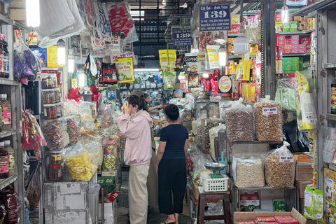 TP. Hồ Chí Minh: Chợ truyền thống, siêu thị đông khách trở lại sau Tết