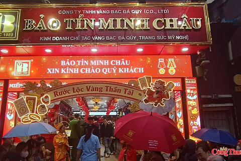 Chùm ảnh: Người dân Hà Nội xếp hàng mua vàng cầu may ngày vía Thần Tài