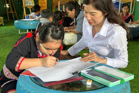 Quảng Ngãi: Học sinh đồng bào Xơ Đăng vẽ tranh cổ động bầu cử