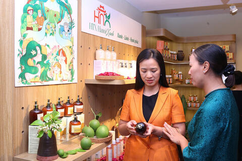 Khai mạc Không gian trưng bày, livestream 'Sức sống hàng Việt' lần 3