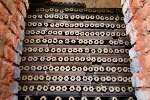 Độc đáo lõi ngô phế phẩm thành “vàng đen”