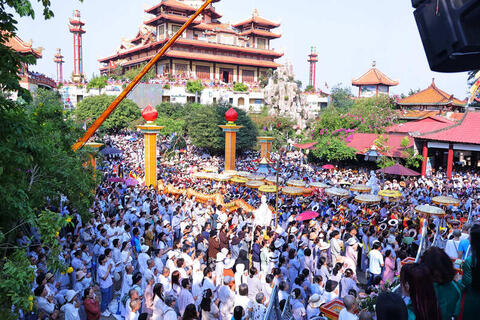 Hàng vạn người đổ về chiêm bái Lễ vía Đức Bồ Tát Quán Thế Âm Đà Nẵng