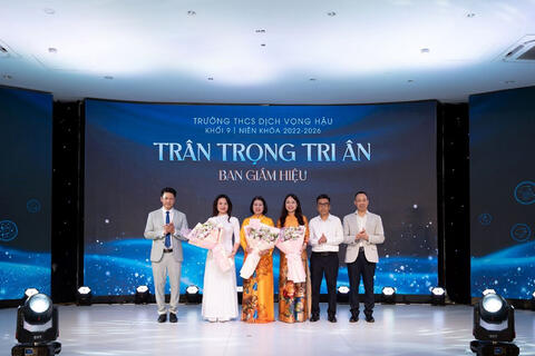 Học sinh Trường THCS Dịch Vọng Hậu tri ân thầy cô trước kỳ thi vào lớp 10