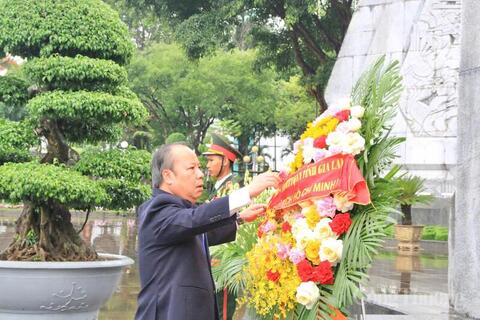 Gia Lai dâng hoa, dâng hương kỷ niệm 136 năm Ngày sinh Chủ tịch Hồ Chí Minh