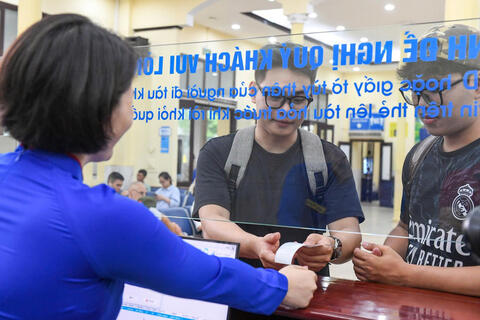Từ 10/7, vé tàu hỏa không còn hiển thị giá vé trên thẻ lên tàu