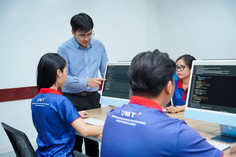 Nâng chất lượng nhân lực theo xu thế thời đại