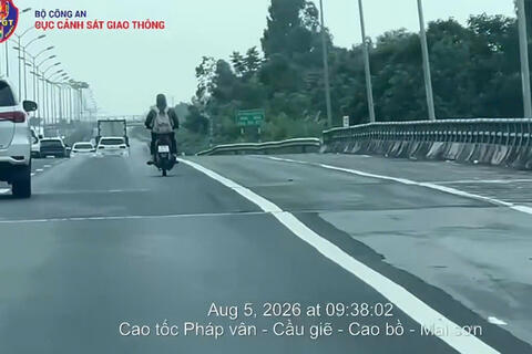 Xử phạt nam thanh niên điều khiển xe mô tô đi vào đường cao tốc
