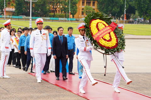 Công đoàn Công Thương báo công, dâng hoa viếng lăng Chủ tịch Hồ Chí Minh