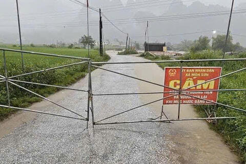 Mưa lớn kéo dài, nhiều tuyến đường miền Tây Nghệ An chia cắt