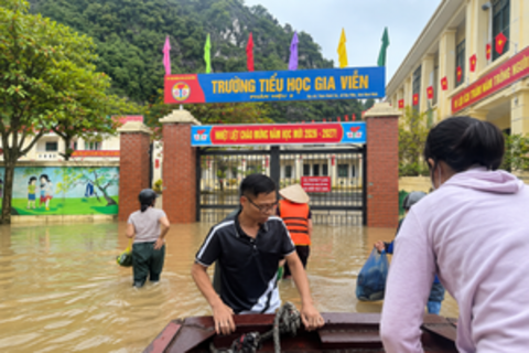 Lũ dâng cao, một số trường học ở Ninh Bình bị ngập