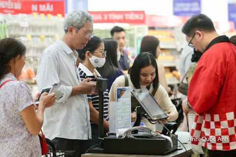 Chùm ảnh: Hàng nghìn người dân hào hứng mua sắm tại AEON MALL Thanh Hóa