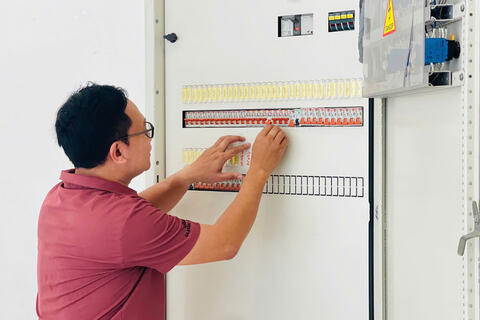 Ứng phó nắng nóng, bà con chủ động tiết kiệm điện