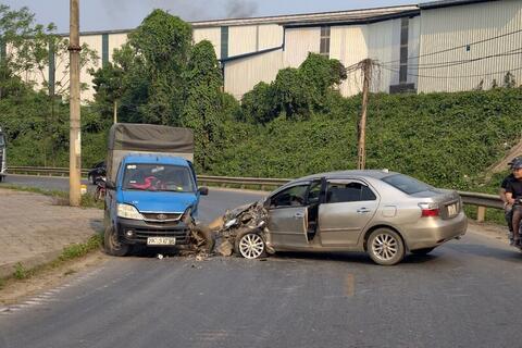 Hai công nhân điện lực kịp thời hỗ trợ nạn nhân trong vụ tai nạn giao thông