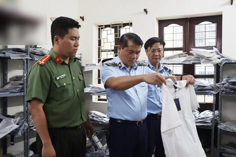 Hà Nội: Kiểm tra đột xuất, tạm giữ hơn 700 sản phẩm nghi giả nhãn hiệu