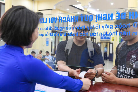 Từ 10/7, vé tàu hỏa không còn hiển thị giá vé trên thẻ lên tàu