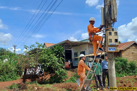Đưa dòng điện đến vùng khó, mở cơ hội phát triển cho đồng bào