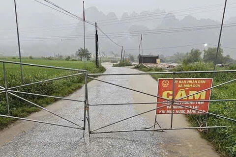 Mưa lớn kéo dài, nhiều tuyến đường miền Tây Nghệ An chia cắt