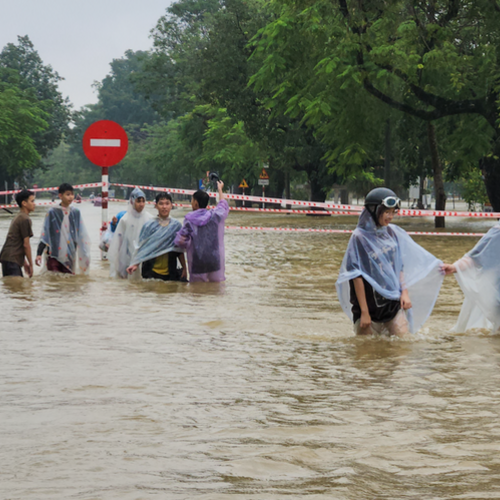 TP. Huế: Hàng trăm ki ốt của tiểu thương bị ngập trong nước