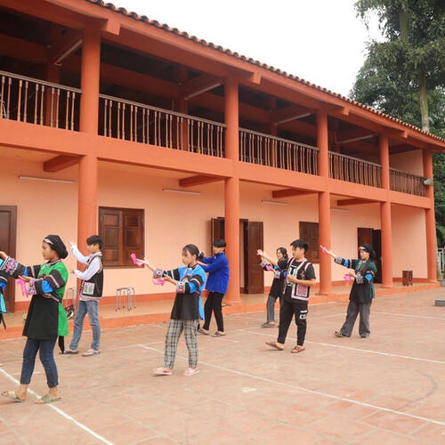 Người Bố Y ở Mường Khương chung sức xây dựng nông thôn mới