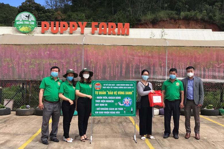 Đại diện Hội Nông dân Đà Lạt và các ban, ngành thành phố trao bảng đăng ký “vùng xanh” tại các cơ sở sản xuất, kinh doanh nông sản